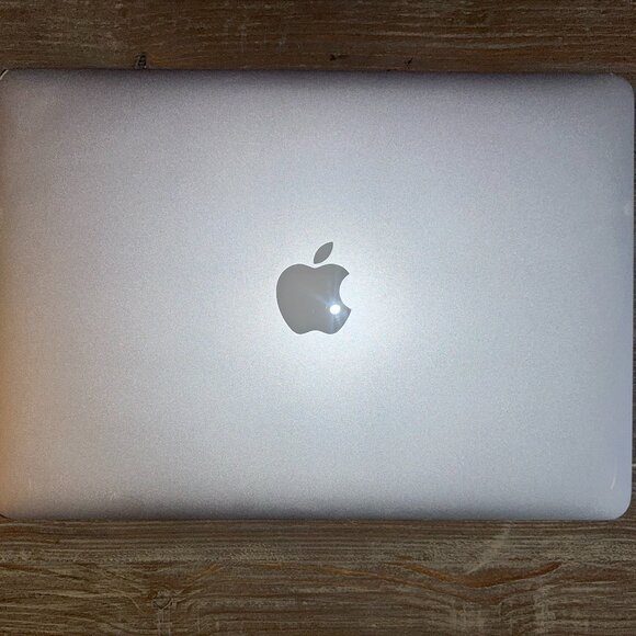 MacBook Air (13-Inch, Early 2015) 4GB Memory, 121GB Storage - Picture 1 of 7